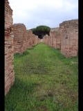 07662 ostia - regio iv - insula ii - portico e caseggiato dell'ercole (iv,ii,2-4) - porticus - bli ri suedosten - 01-2024.jpg